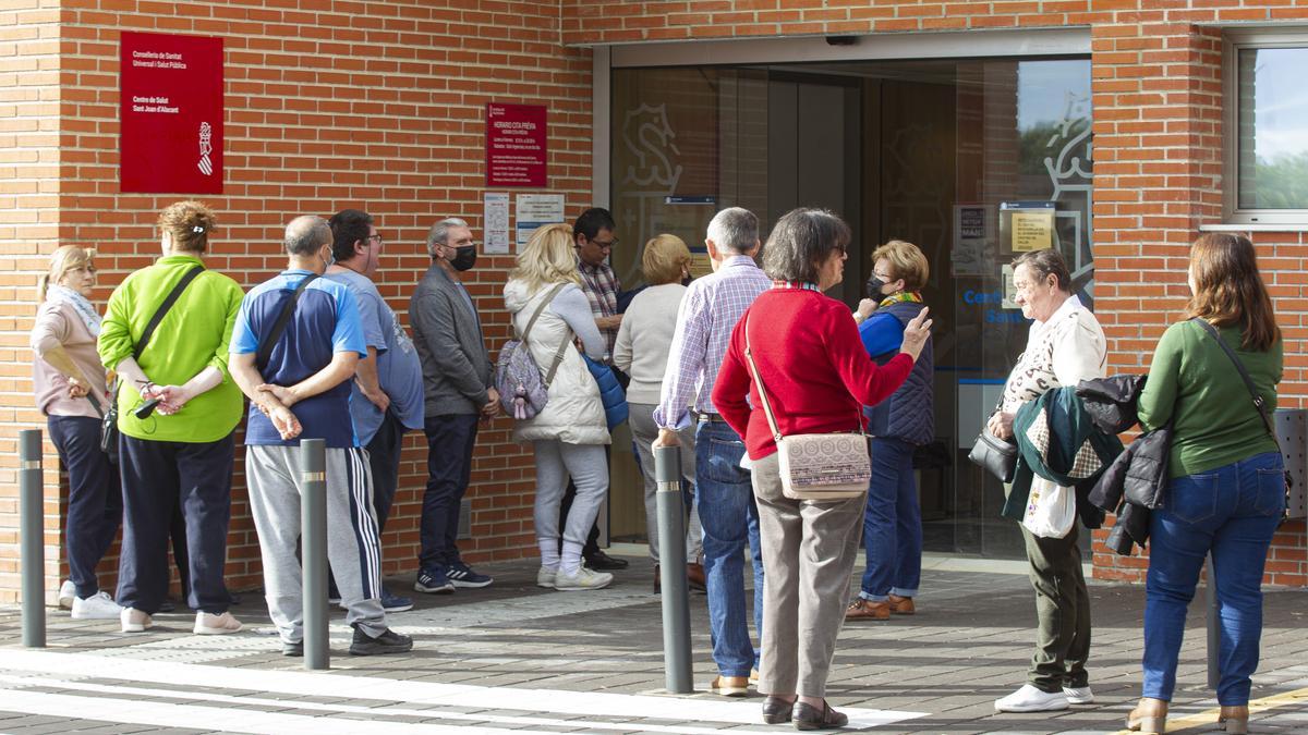 Pacientes hacen cola en un centro de salud de Alicante.