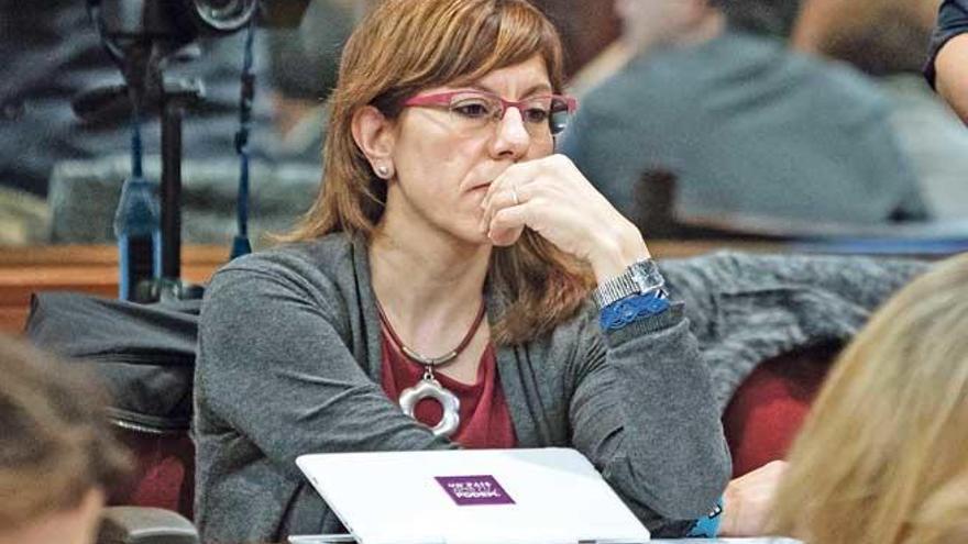 La portavoz parlamentaria de Podemos, Laura Camargo, con gesto serio en el pleno del martes en el Parlament.