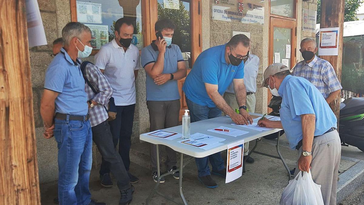 El PP recoge firmas en El Puente contra los indultos a los políticos  | A. S.