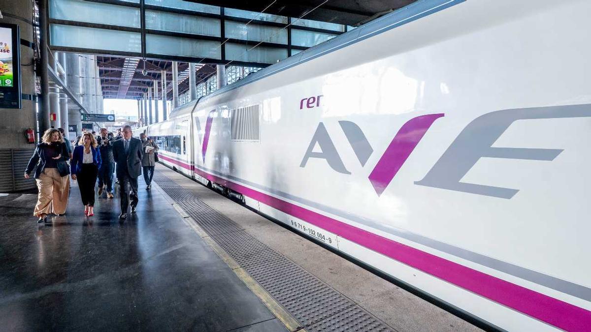 Un tren AVE de Renfe amb la nova imatge corporativa