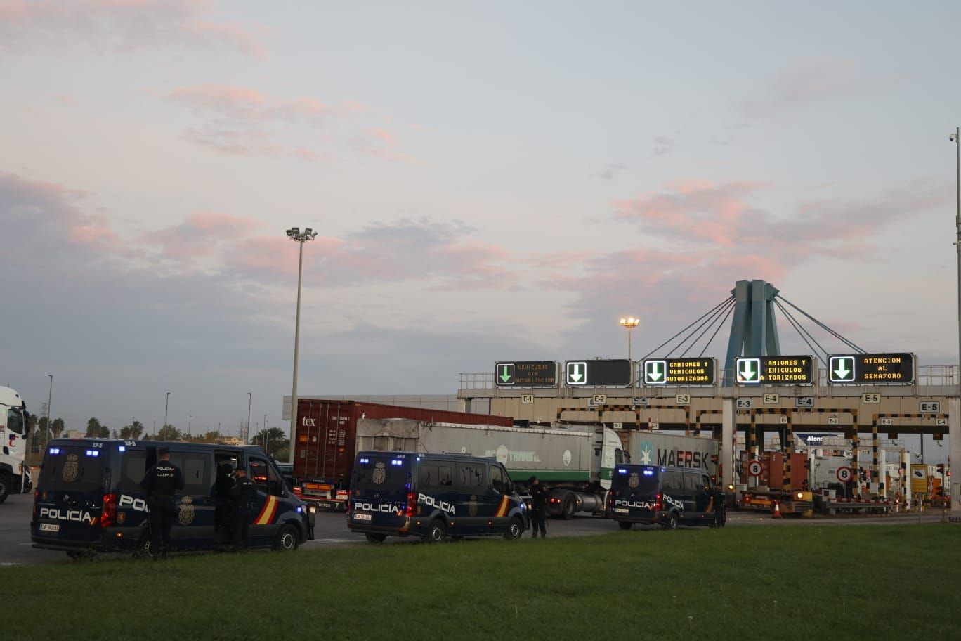 Normalidad en Mercavalencia y el Puerto durante las primeras horas de la huelga de transportistas