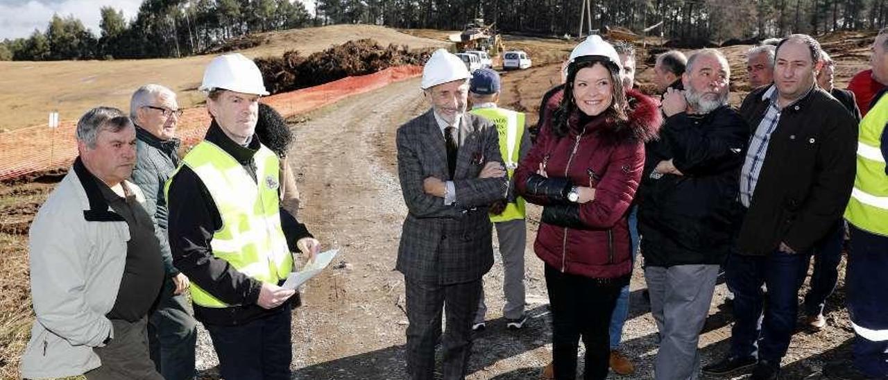 El presidente del Celta, Carlos Mouriño, y la alcaldesa, Nidia Arévalo, durante la visita a las obras en Pereiras, el pasado mes de febrero. //José Lores