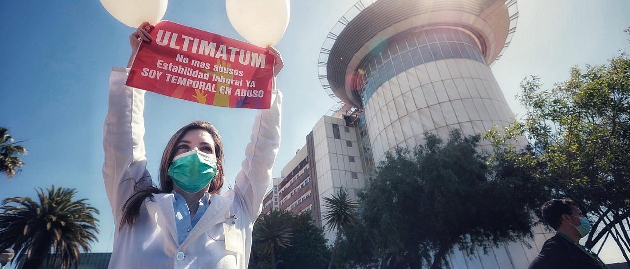 Una médico se manifiesta en el exterior del Hospital Universitario de Canarias por la estabilización de su plaza.