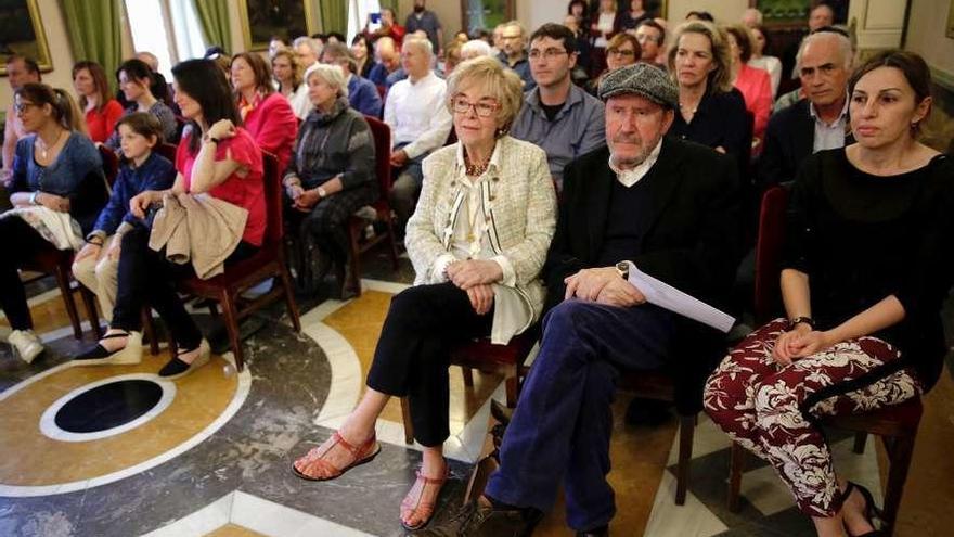 Público en el salón de plenos. En primer término, Josefina Martínez, Jose Luis Suárez &quot;Pimpe&quot; y la escritora Virgina Gil.