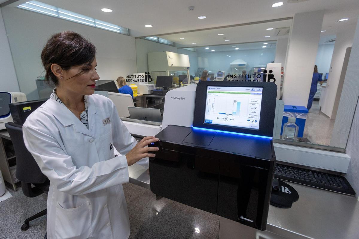 La doctora Andrea Bernabeu en uno de los laboratorios del Instituto Barnebeu en Alicante.