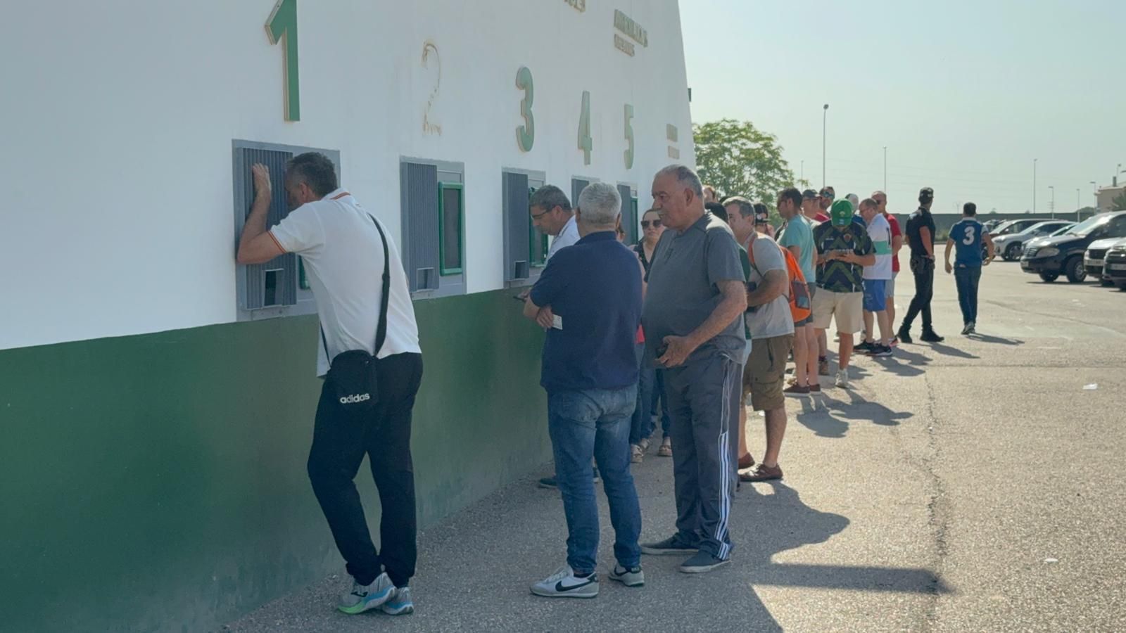 Los aficionados del Elche CF recogen las entradas en el estadio para el partido contra el Deportivo