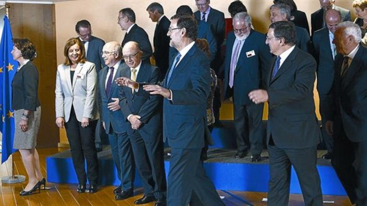 Rajoy y Durao Barroso (tras él), en la foto de familia de comisarios de la CE y la delegación de ministros españoles, ayer, en Bruselas.