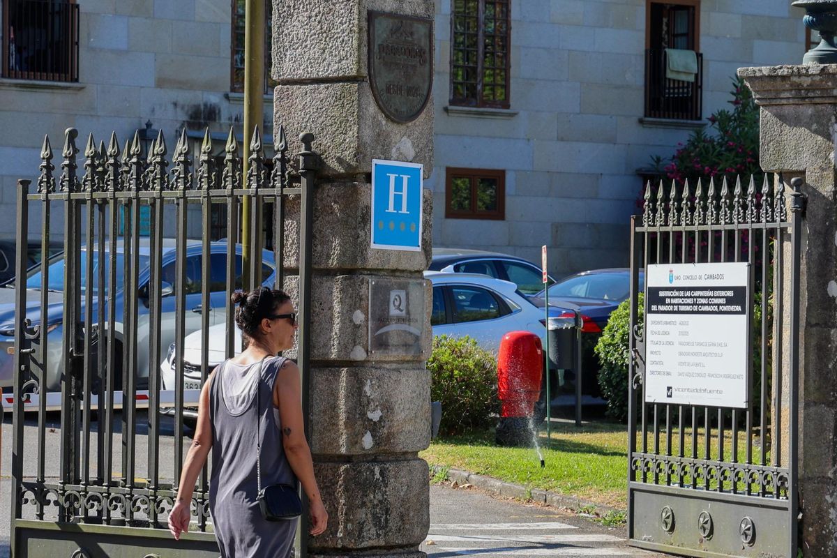 Una mujer pasa frente al Parador de Turismo de Cambados.