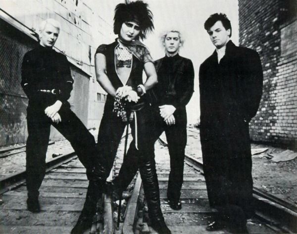Siouxie (en primer plano) con su banda The Banshees, uno de las formaciones más exitosas del rock gótico.