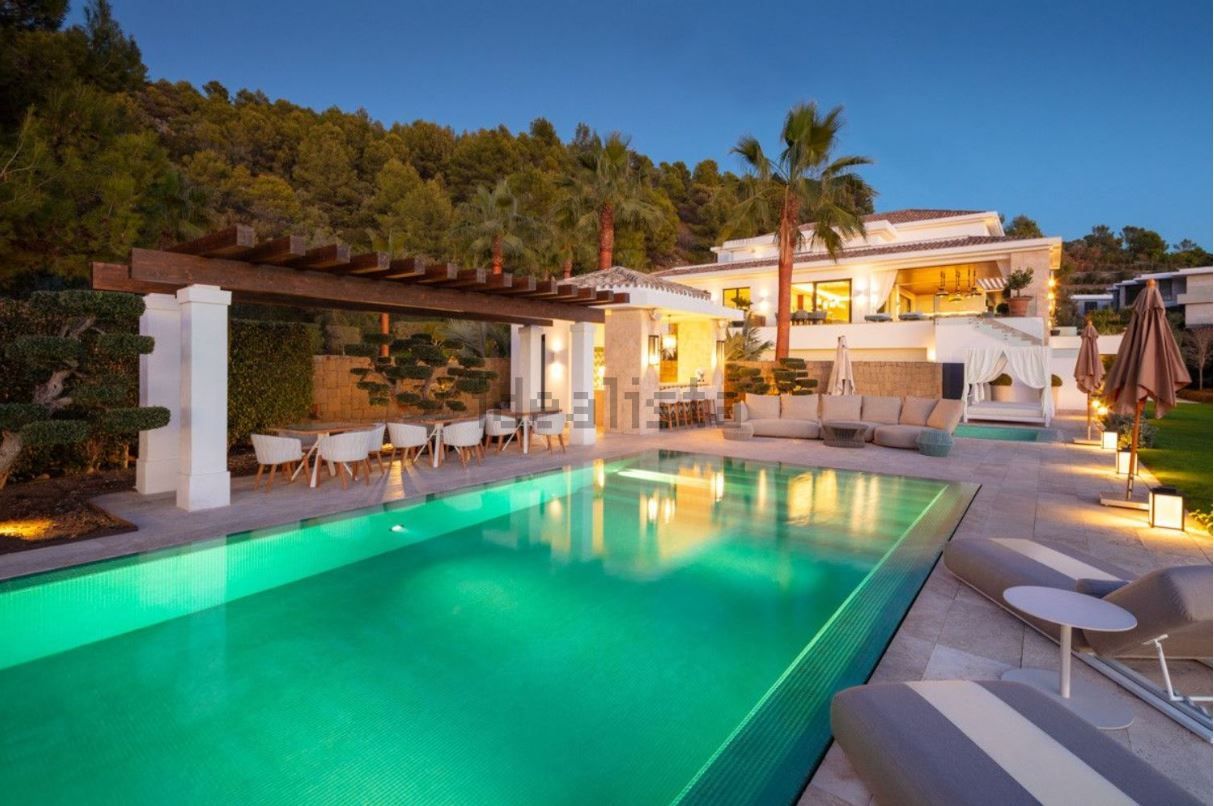 Vivienda valorada en 27,5 millones de euros y ubicada en una de la comunidades cerradas más prestigiosas de Marbella (Málaga): Cascada de Camoján, en las estribaciones de Sierra Blanca. Tiene 9 habitaciones y casi 2.500 m2.