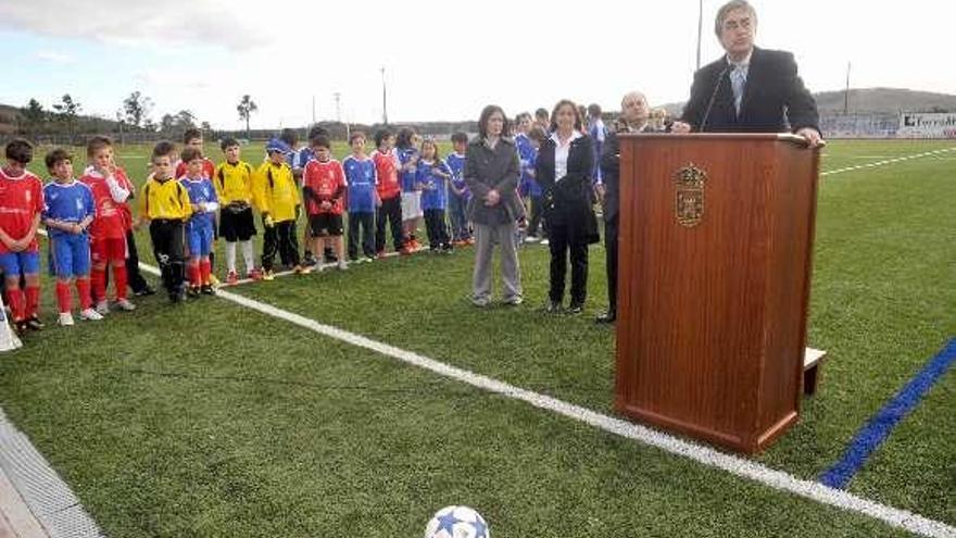 Moreda, durante la inauguración del campo de fútbol de Cee. / torrecilla