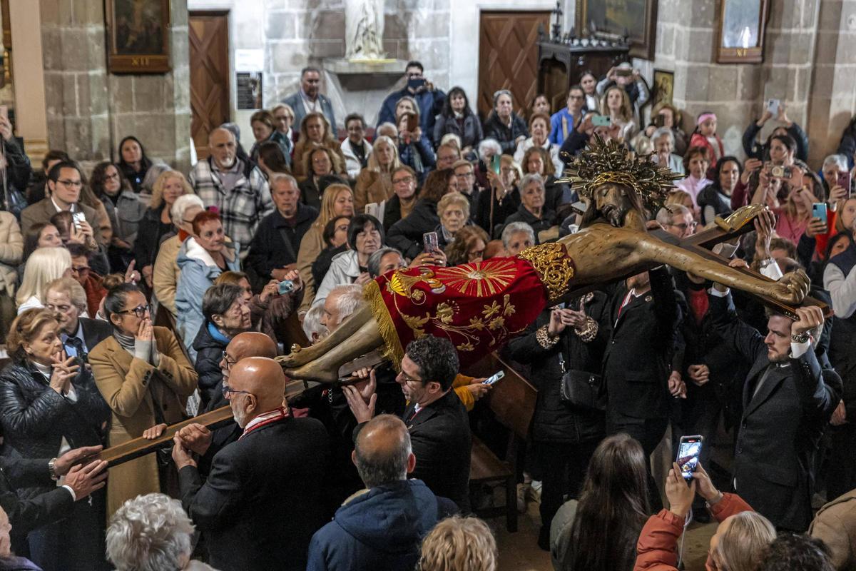 Devotos veneran el Crist de la Sang