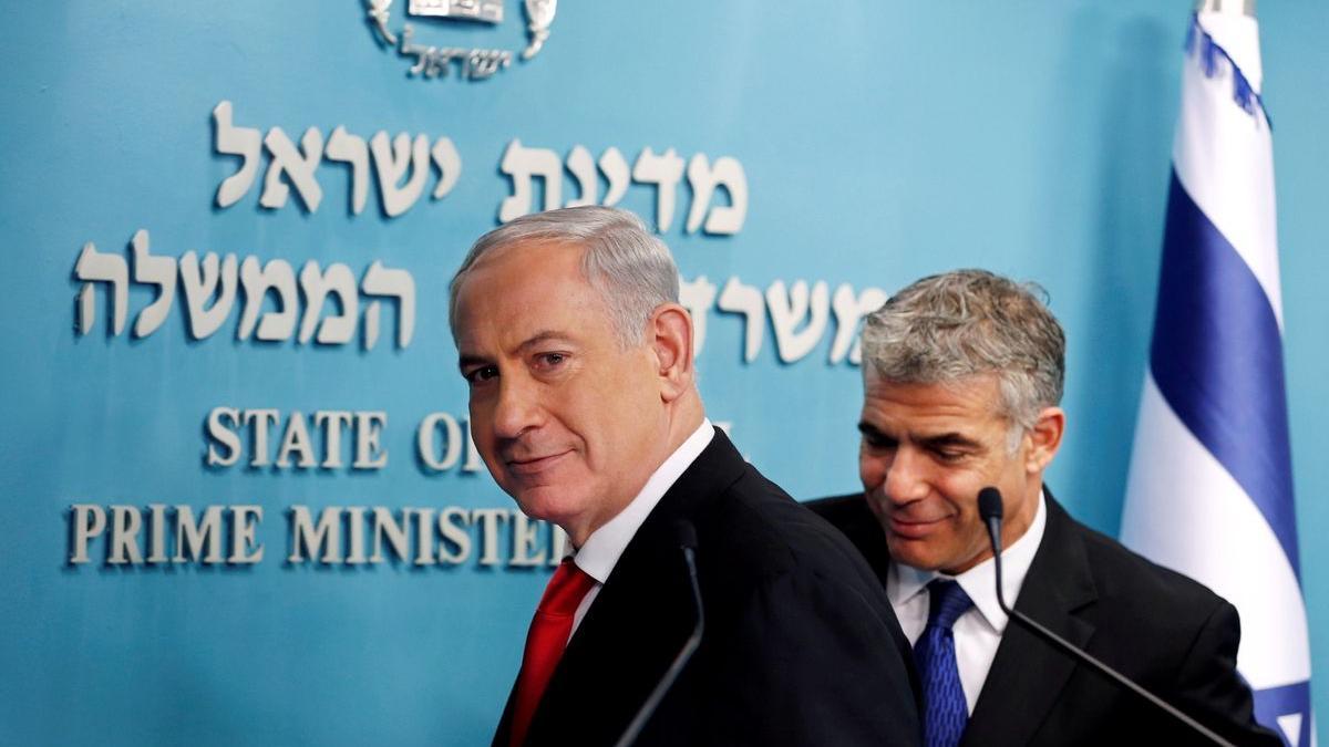 Foto de archivo del 2013 del entonces primer ministro israelí, Binjamin Netanyahu, junto al que era su ministro de Finanzas.