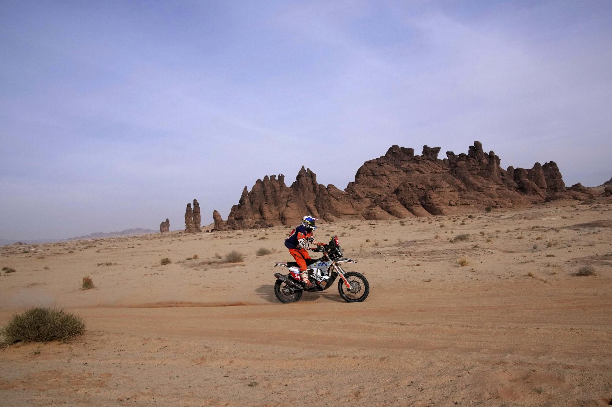 Rider Emanuel Gyenes competes during the fifth stage of the Dakar Rally between Alula and Hail, Saudi Arabia, Thursday, Jan. 9, 2025. (AP Photo/Christophe Ena). EDITORIAL USE ONLY / ONLY ITALY AND SPAIN