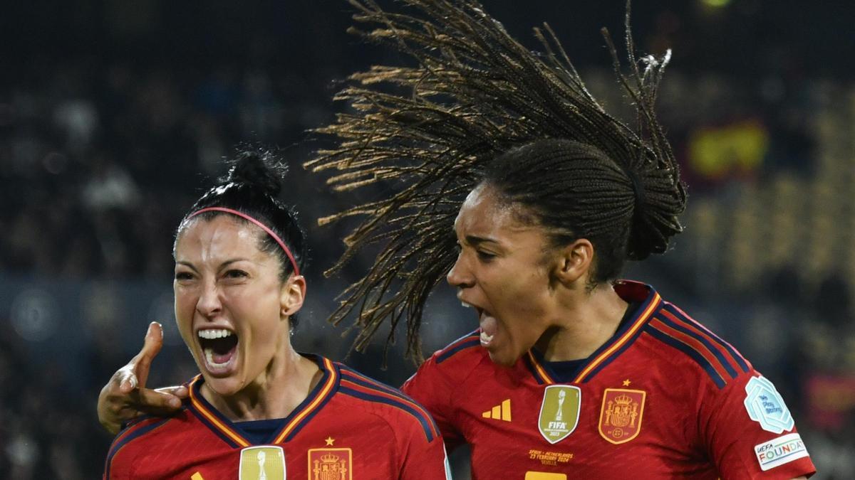 Salma y Jenni celebran un gol contra Países Bajos