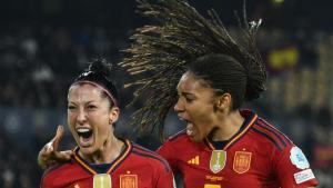 Salma y Jenni celebran un gol contra Países Bajos