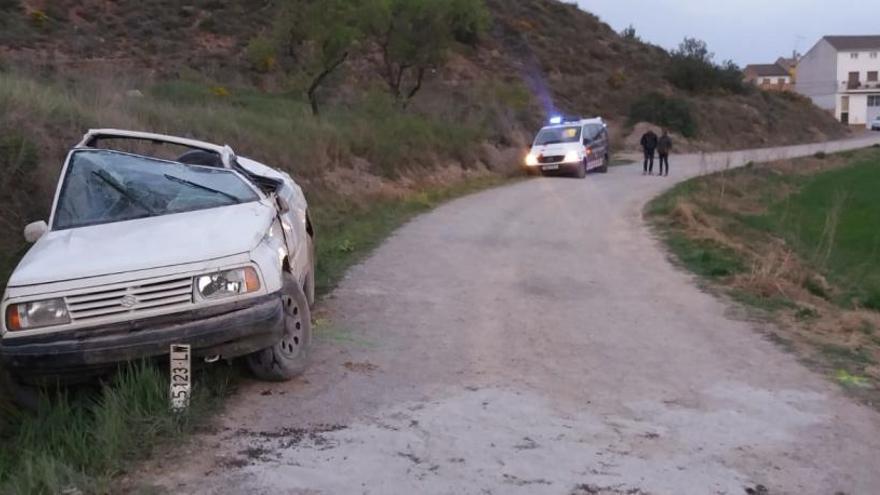 Imatge del vehicle accidentat en una pista forestal a Avinyó, divendres passat.