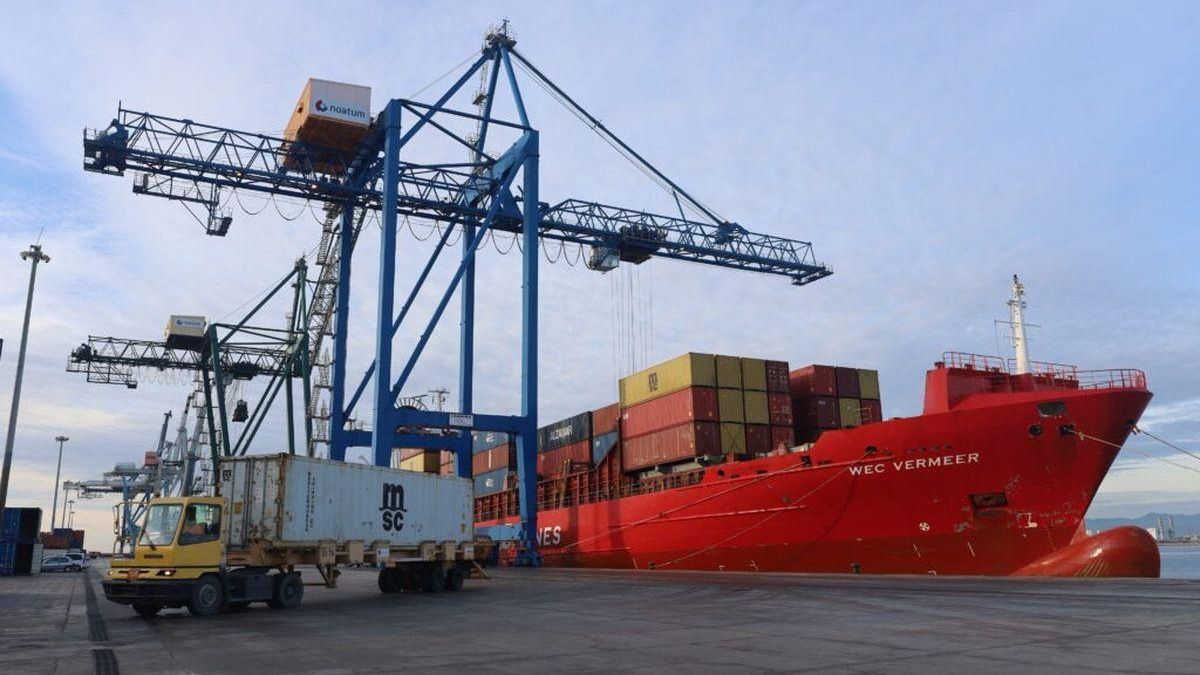 Operación de carga y descarga de contenedores en las instalaciones del puerto de Castellón.