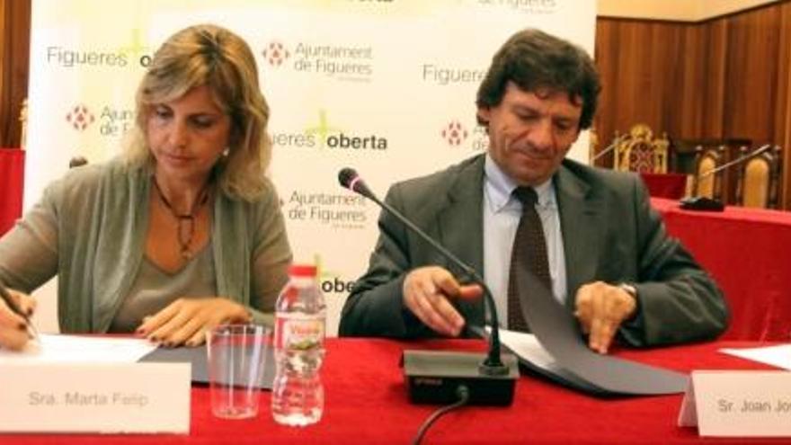 L&#039;alcaldessa de Figueres, Marta Felip, i el director del Servei Català de Trànsit, Joan Josep Isern, durant la signatura de l&#039;acord aquest dijous.