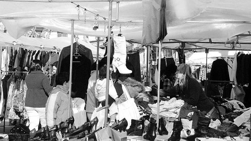 El mercadillo de Cangas se celebra los martes y los viernes.