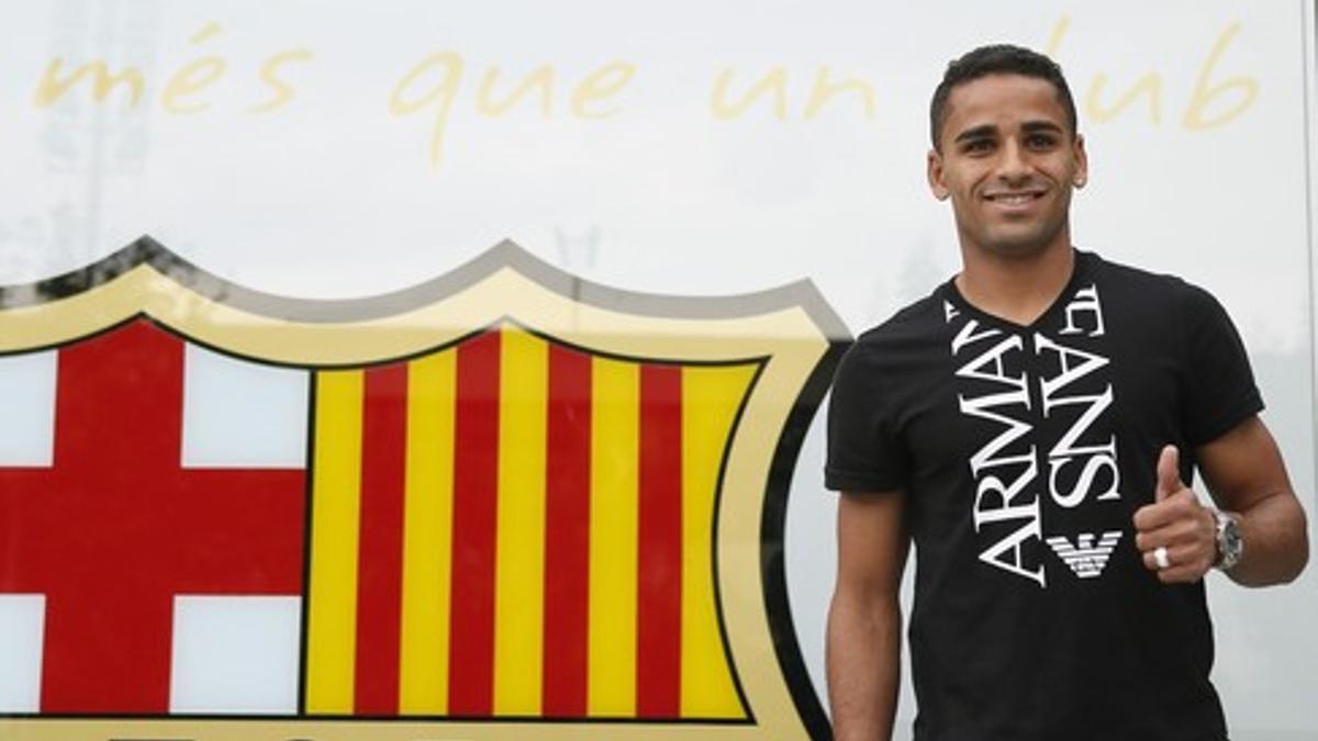 El jugador brasileño Douglas Pereira dos Santos llega a las oficinas del FC Barcelona, el 29 de agosto de 2014.