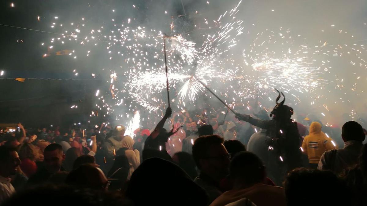 Die „Nit de Foc“ in Capdepera: Beim Feuerlauf der Teufel geht es so wild zu, dass Kinder nicht zu nah am Geschehen sein sollten.