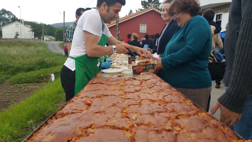 La fiesta de la localidad de Valga cumple 24 años y vuelve a servir una empanada de varios metros de longitud y diferentes sabores