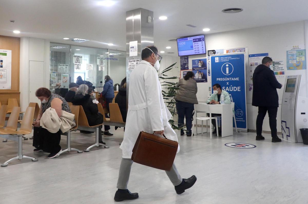 Pacientes en el centro de salud Concepción Arenal de Santiago.