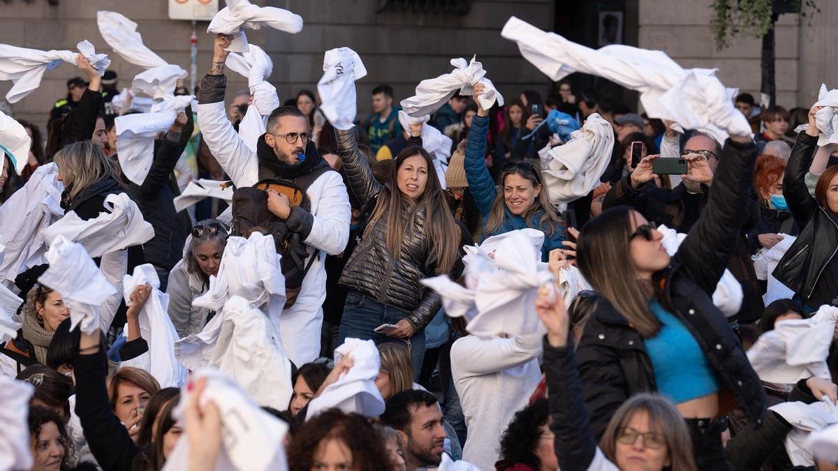 Manifestación de enfermeras cotra el acuerdo del ICS, este martes en la plaza de Sant Jaume de Barcelona