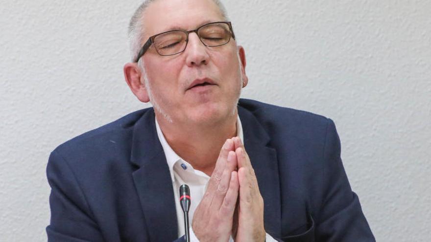 Imagen del edil de Hacienda, José Hurtado,  durante una intervención plenaria en Torrevieja/ Foto Tony Sevilla