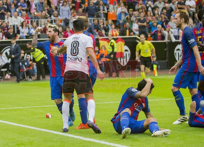 Las imágenes de la tangana entre el Valencia y el FC Barcelona