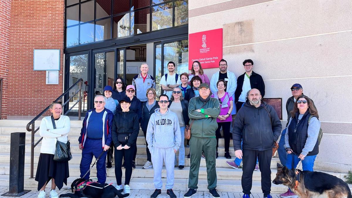 Participantes en la primera caminata saludable del centro de salud de Santa Pola