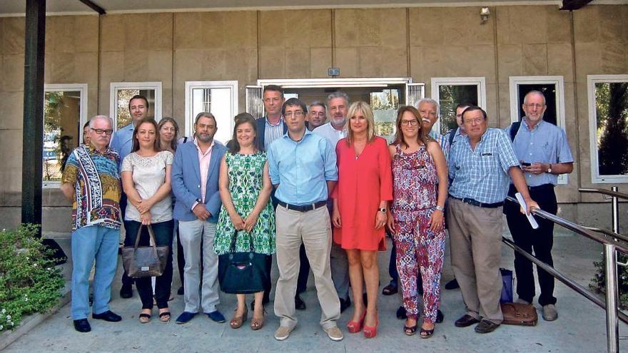 El conseller Negueruela, en el centro, recibió ayer el apoyo de la práctica totalidad del sector comercial para defender la ley balear.