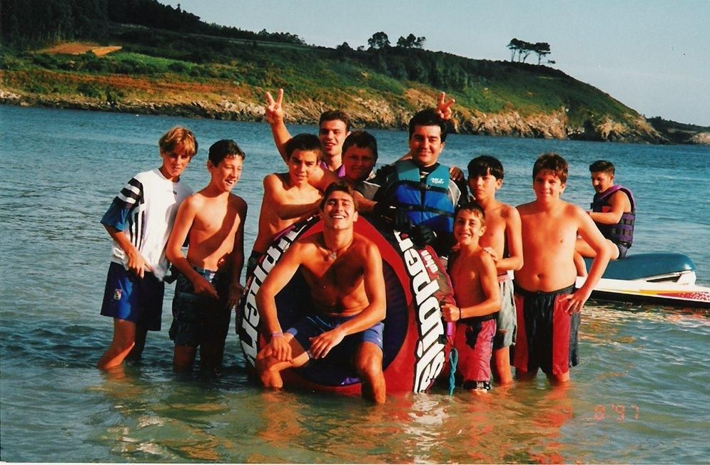 Torres, el primero por la izquierda, en la playa de Estorde, en Cee. Allí veraneaba con su familia desde niño