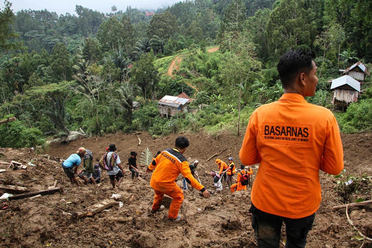 Mueren 19 personas por desprendimientos de tierra en Indonesia