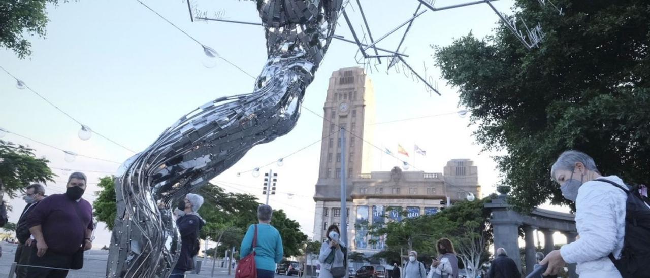 Varias personas transitan por los alrededores de la escultura de Julio Nieto en la capital tinerfeña.