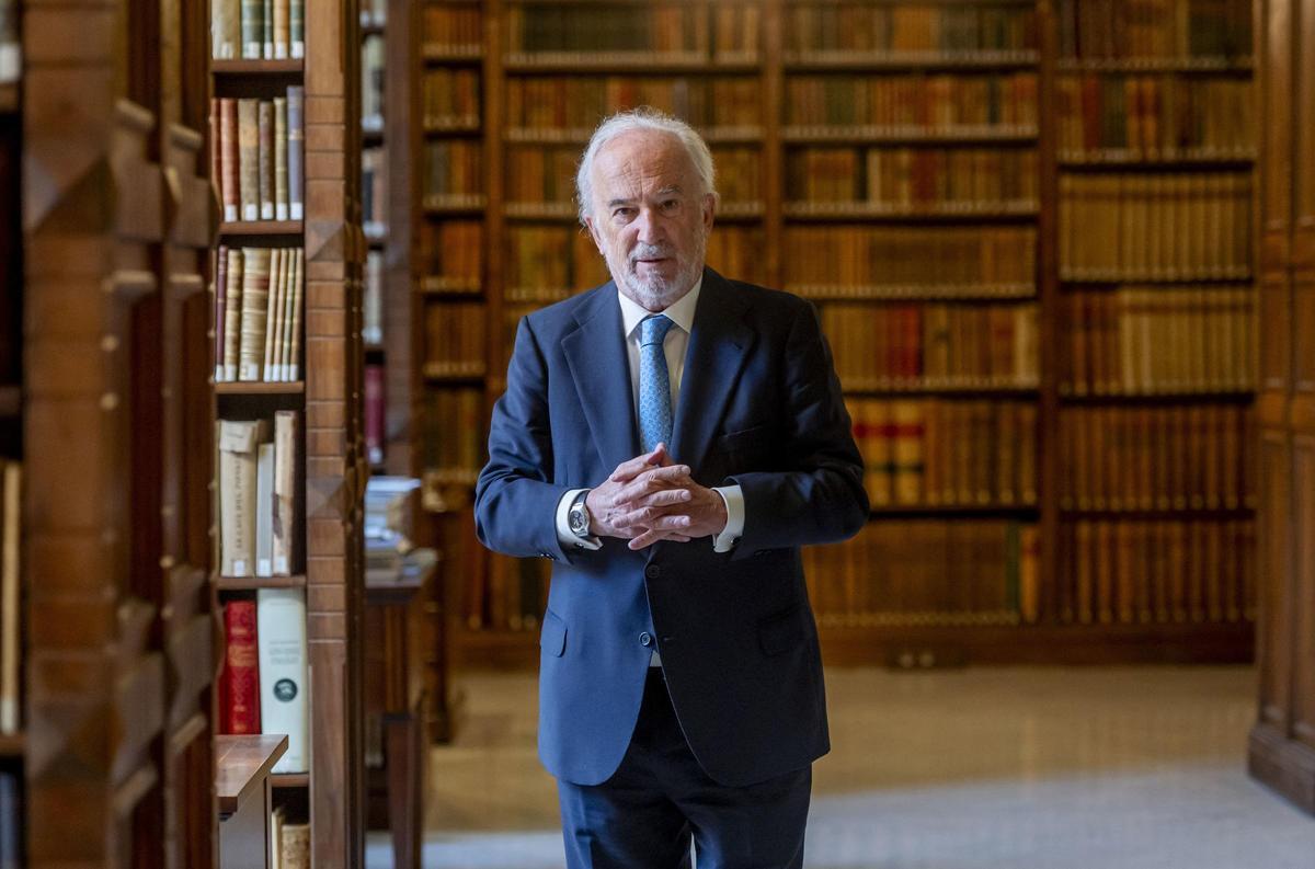 El director de la Real Academia Española (RAE) y presidente de la Asociación de Academias de la Lengua Española (ASALE) posa en la sede de la RAE, en una entrevista con Europa Press.