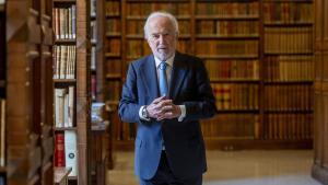 El director de la Real Academia Española (RAE) y presidente de la Asociación de Academias de la Lengua Española (ASALE) posa en la sede de la RAE, en una entrevista con Europa Press.