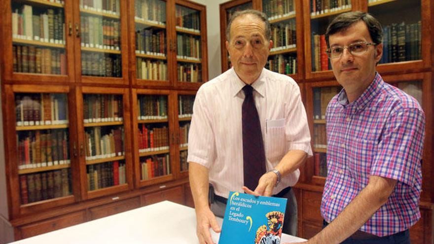 Antonio Lara (izquierda) y Jesús Moreno, en el archivo del Legado Temboury, con su libro sobre heráldica malagueña.