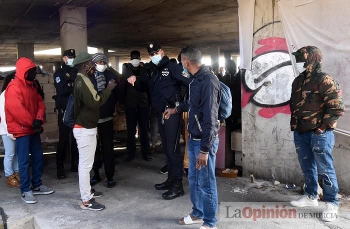 Tensión en San Pío X durante el desalojo de okupas en un edificio abandonado