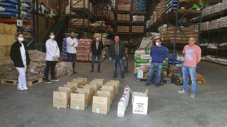 Ramón Lago, con guantes azules, junto al personal de las residencias de mayores y las donaciones.