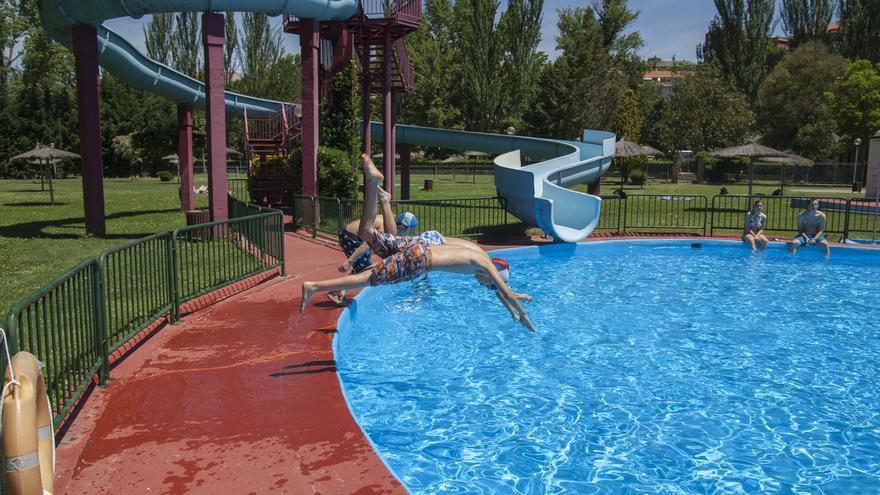 Denuncian la celebración de una actividad nocturna en las piscinas de Benavente sin permisos