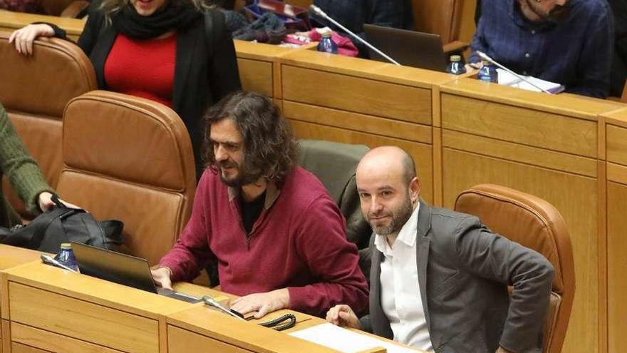 Luís Villares sentado junto a Antón Sánchez y Carmen Santos, en pie, ayer en el Parlamento.