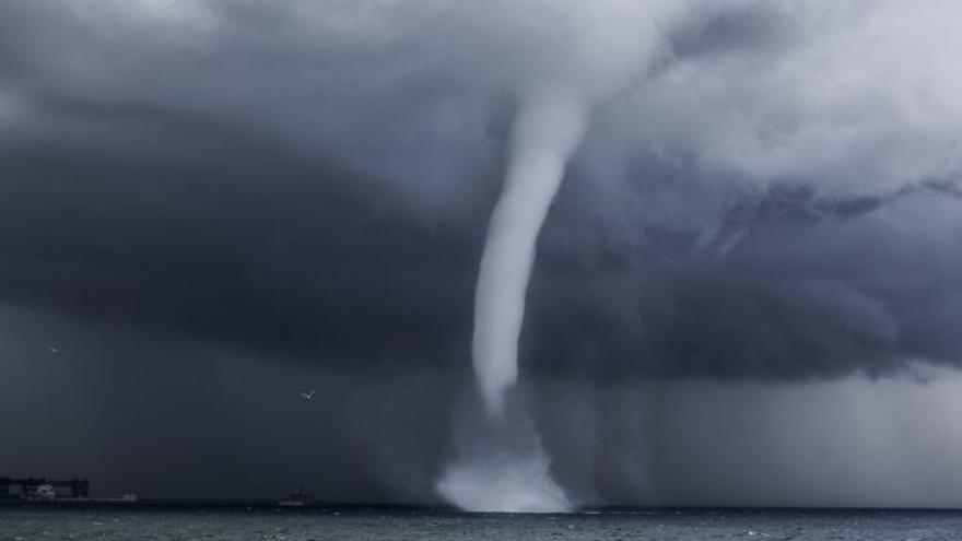 Imagen de un tornado sobre el mar