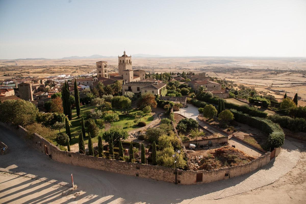 Vista general de Trujillo, con su muralla.