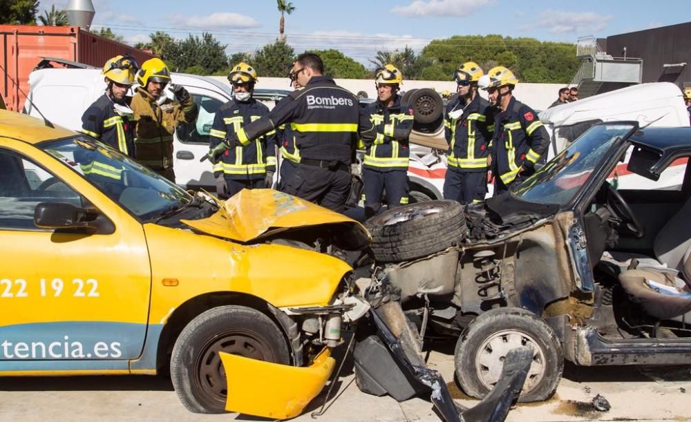 Bomberos de Alicante y del Consorcio Provincial realizan maniobras de rescate en accidentes de tráfico