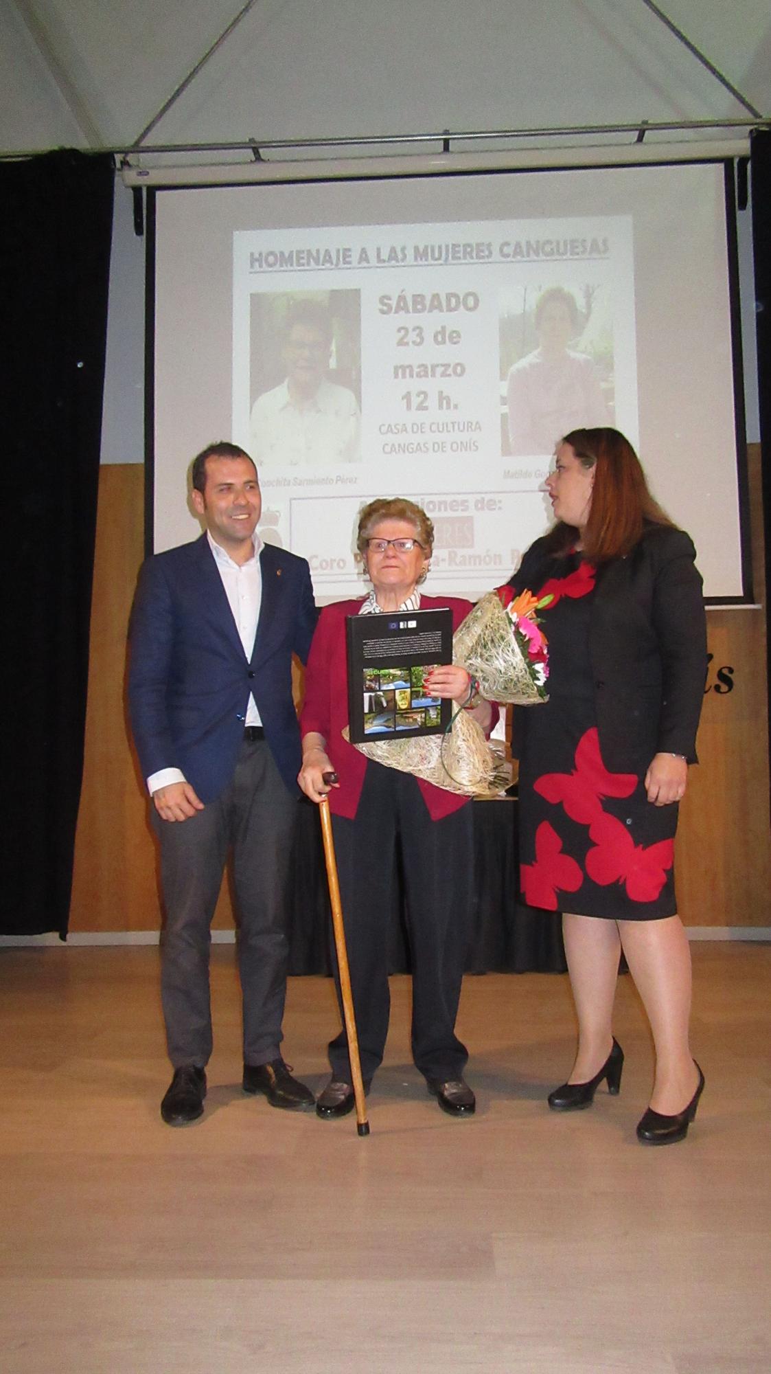 Conchita, en el homenaje a las Mujeres Canguesas-2019, acompañada por el alcalde José Manuel González Castro y la edil María José Cueli.