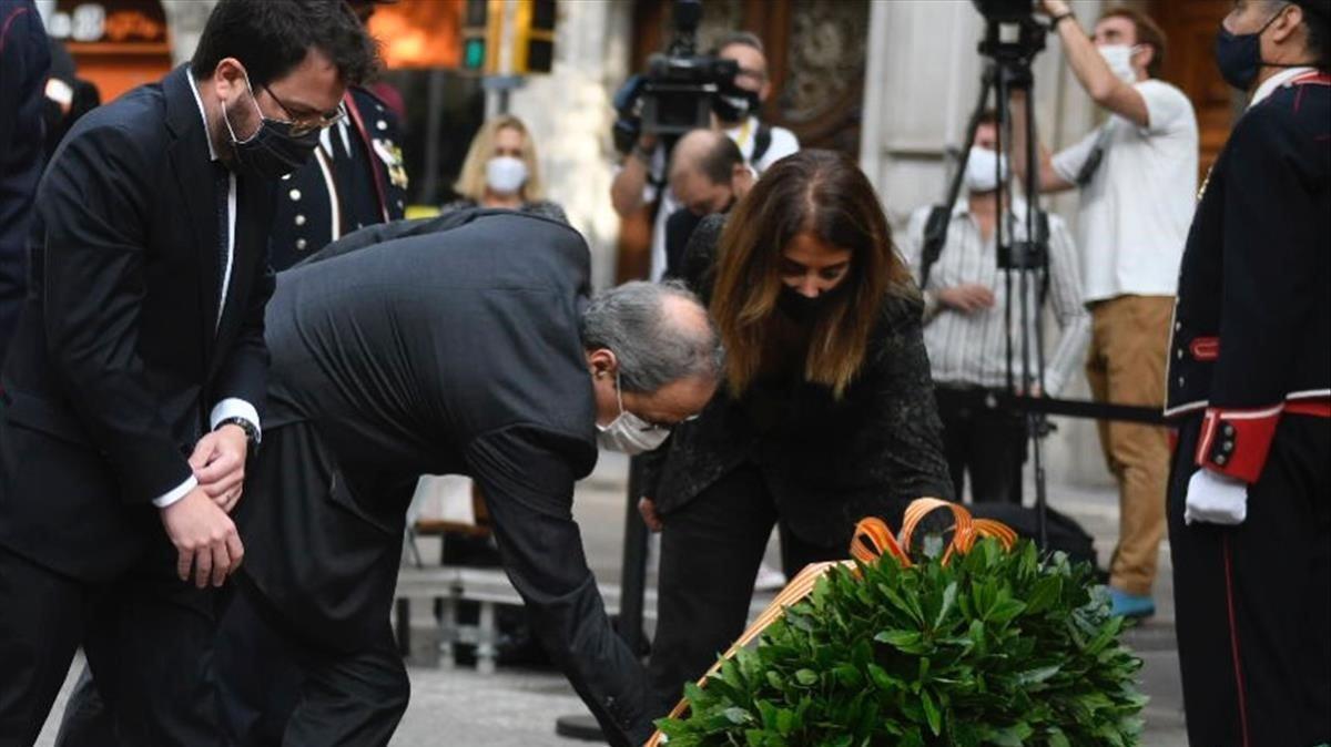 El Govern de la Generalitat durante la ofrenda ante el monumento a Rafael Casanova.