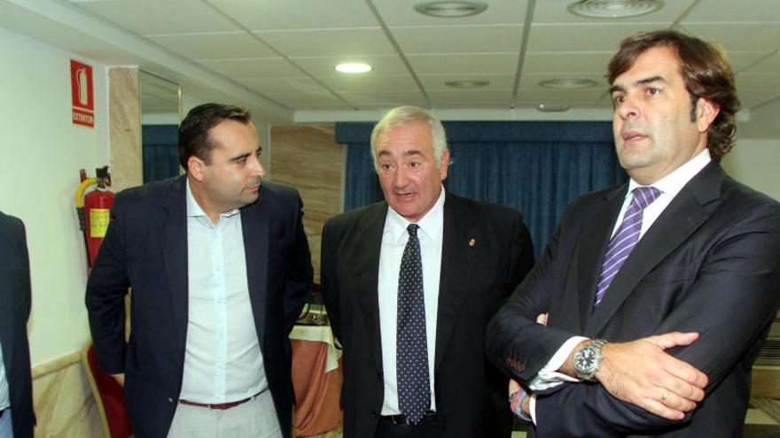 Pedro Pablo Hernández (d), arropado por su equipo, antes de la rueda de prensa.