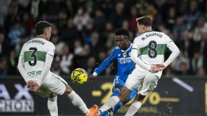 Vinicius Junior en una acción del Elche - Real Madrid de LaLiga 2025/26